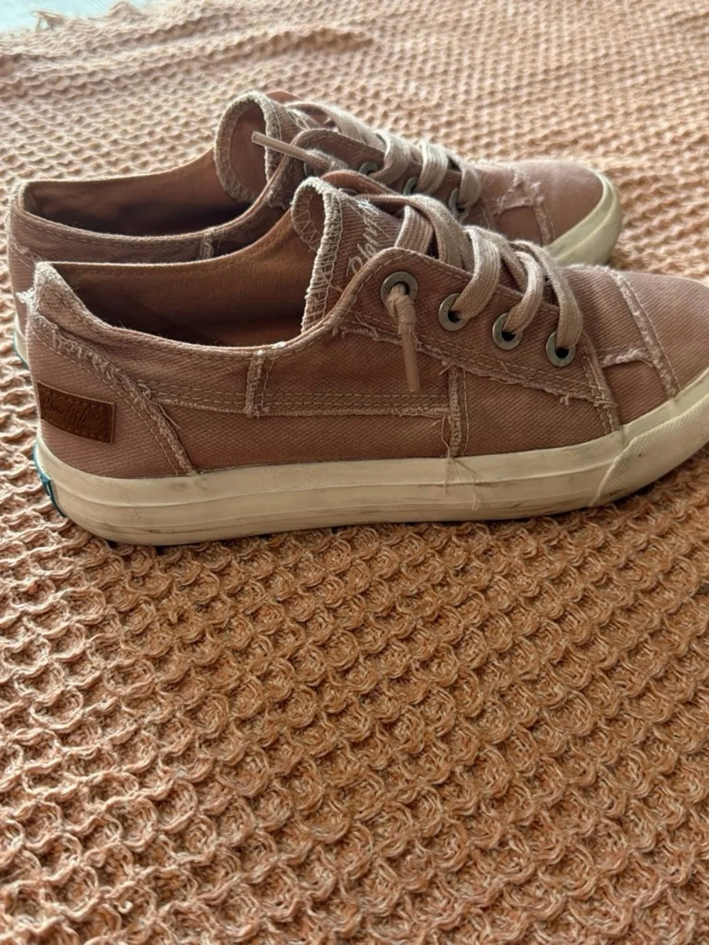 Casual Low-Top Canvas Sneakers in Dusty Rose